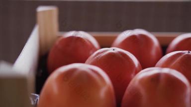 多汁的成熟的柿子谎言盒子特写镜头相机骑滑块平行折叠水果